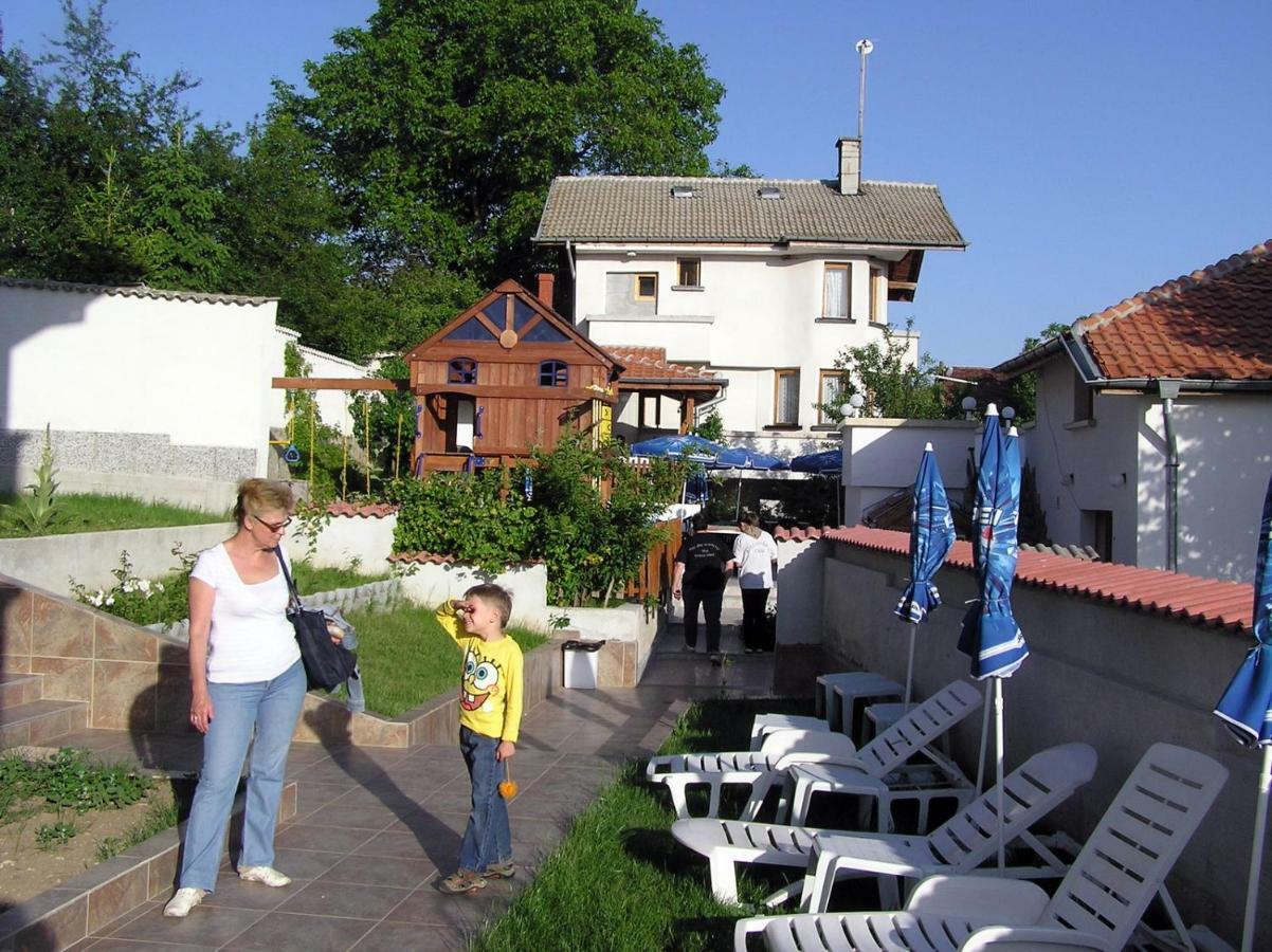 Hotel Aleksievata Kashta Gurgulyat Exteriör bild